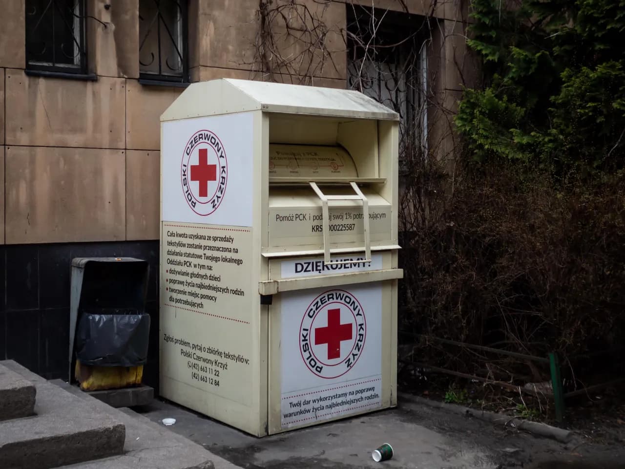 Czy można oddać ubrania do domu samotnej matki? Sprawdź, jak pomóc potrzebującym