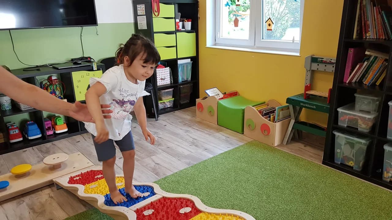 Sensoryczny tor przeszkód: Jak wspiera rozwój dzieci i zmysły