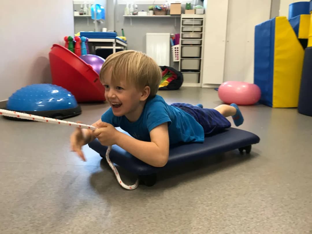 Terapia sensoryczna – jak pomaga dzieciom z zaburzeniami i jakie są jej korzyści