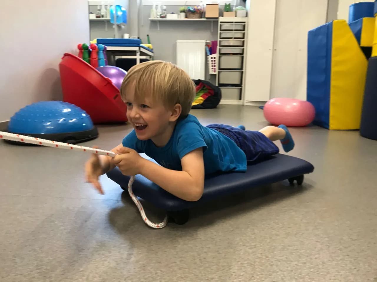 Terapia sensoryczna – jak pomaga dzieciom z zaburzeniami i jakie są jej korzyści